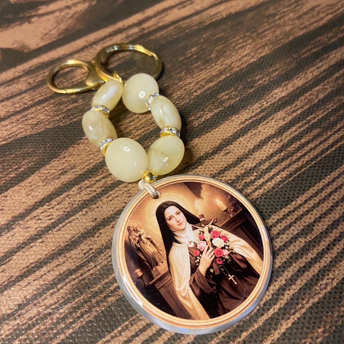 CHAVEIRO LUXO MEDALHA RESINADA SANTA TERESINHA MOD2 (1 UNIDADE)