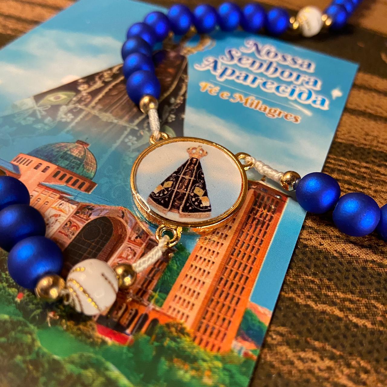 TERÇO PÉROLA AZUL COM MEDALHA RESINADA NOSSA SENHORA APARECIDA 6MM (1 UNIDADE)
