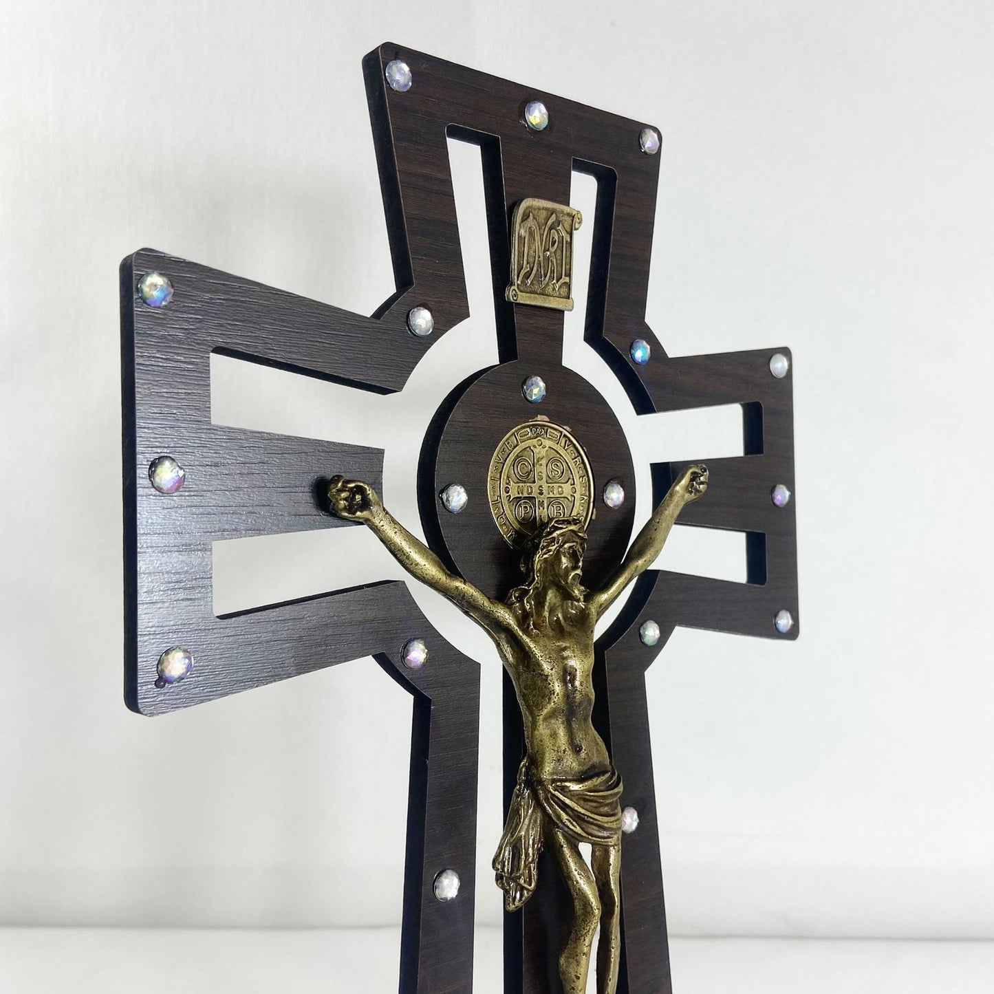 CRUCIFIXO MDF DE PAREDE E MESA COM STRASS 26 CM (1 UNIDADE)
