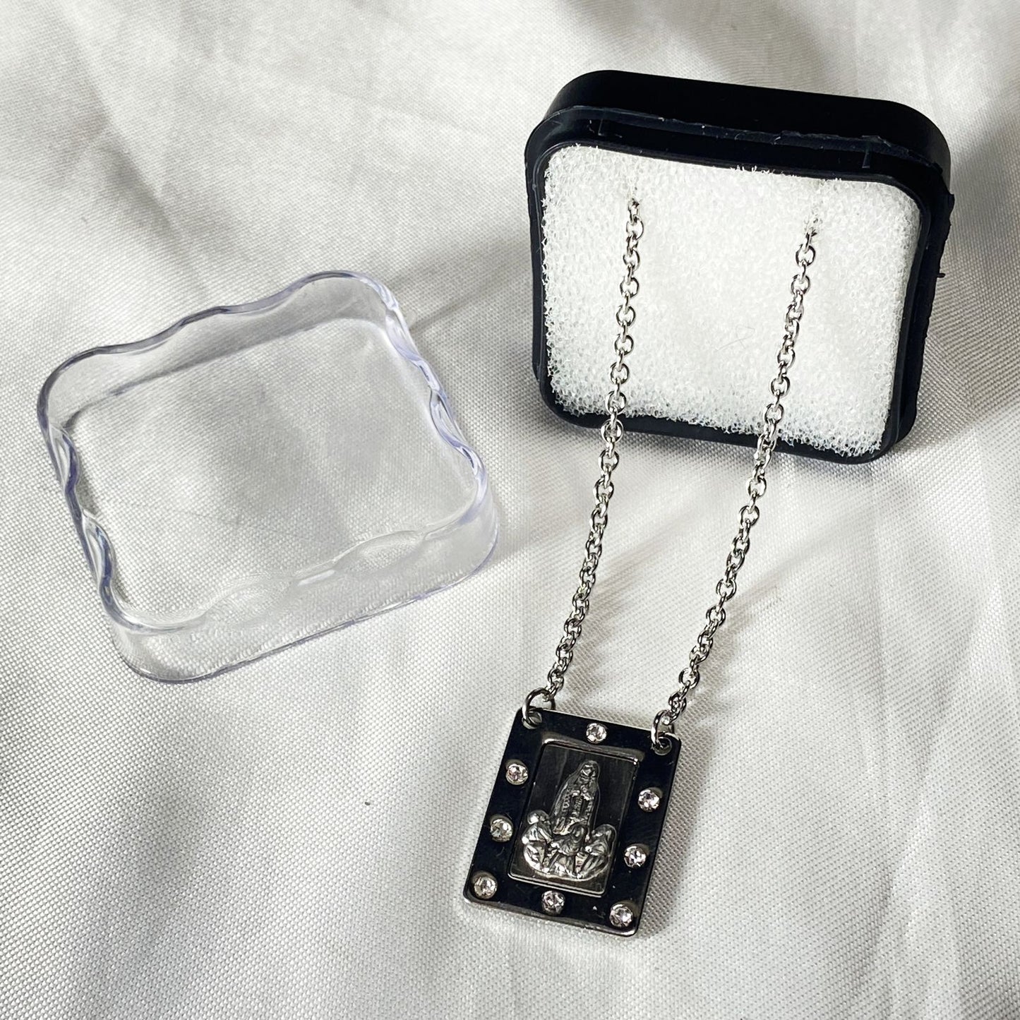 CORRENTE INOX COM STRASS NOSSA SENHORA DE FÁTIMA COM PASTORES (1 UNIDADE)