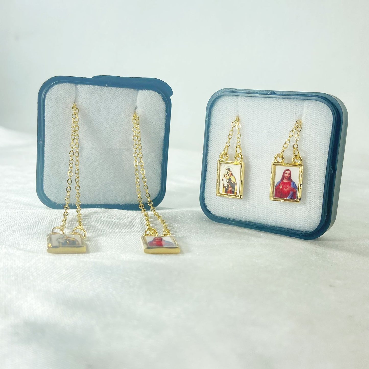 ESCAPULÁRIO DOURADO RESINADO SAGRADO CORAÇÃO DE JESUS E NOSSA SENHORA DO CARMO ( 6 UNIDADE)