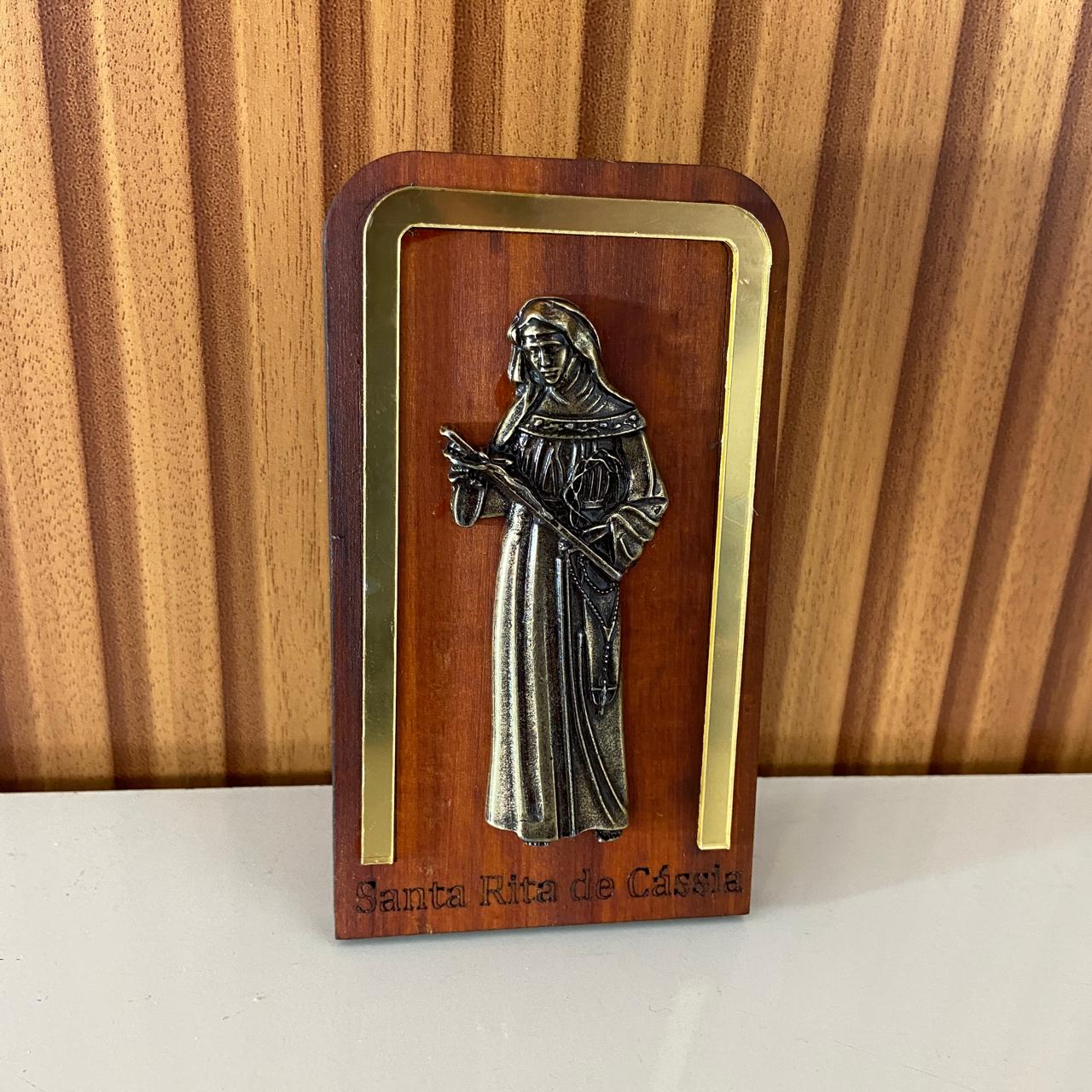 ADORNO DE MESA MADEIRA COM SANTA RITA DE CÁSSIA METAL OURO VELHO 13,5CM (1 UNIDADE)
