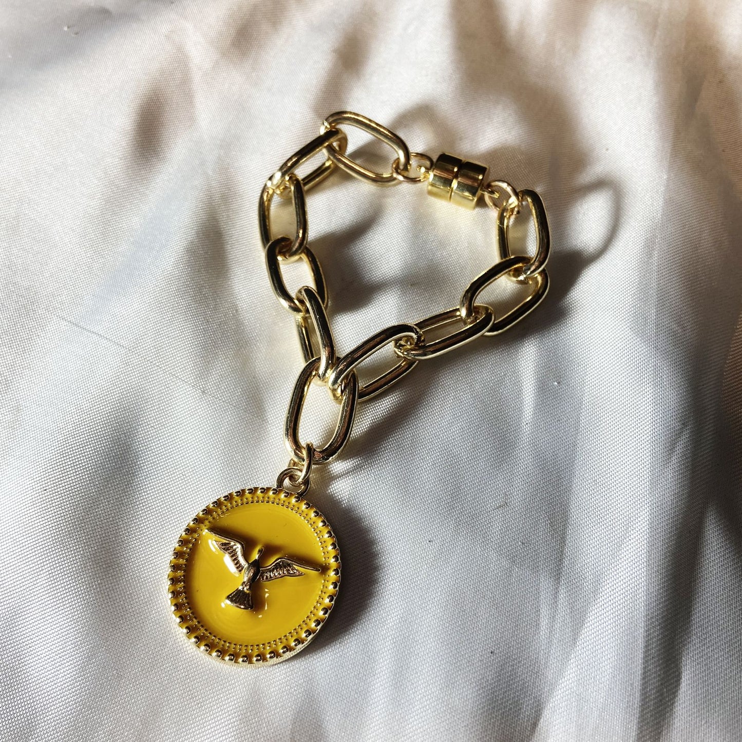 PULSEIRA DOURADA DIVINO ESPÍRITO SANTO RESINADO AMARELO (3 UNIDADES)