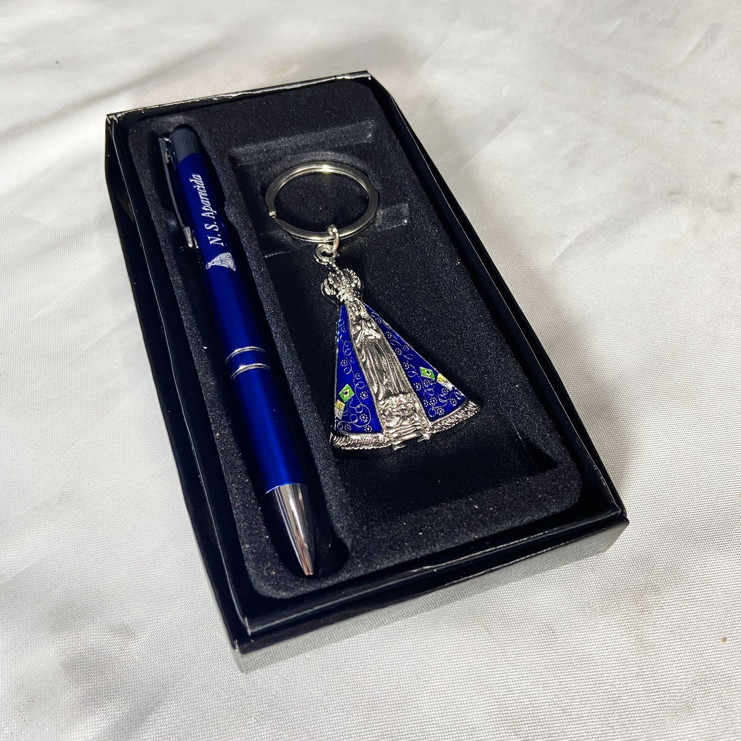 KIT CANETA COM CHAVEIRO NOSSA SENHORA APARECIDA AZUL ( 1 UNIDADE)