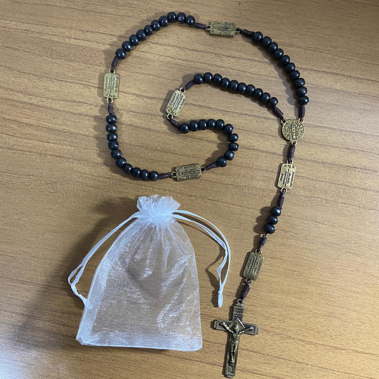 TERÇO DE MADEIRA PRETA CONTEMPLAÇÃO DOS MISTÉRIOS DO ROSÁRIO MEDALHA SÃO BENTO (1 UNIDADE)