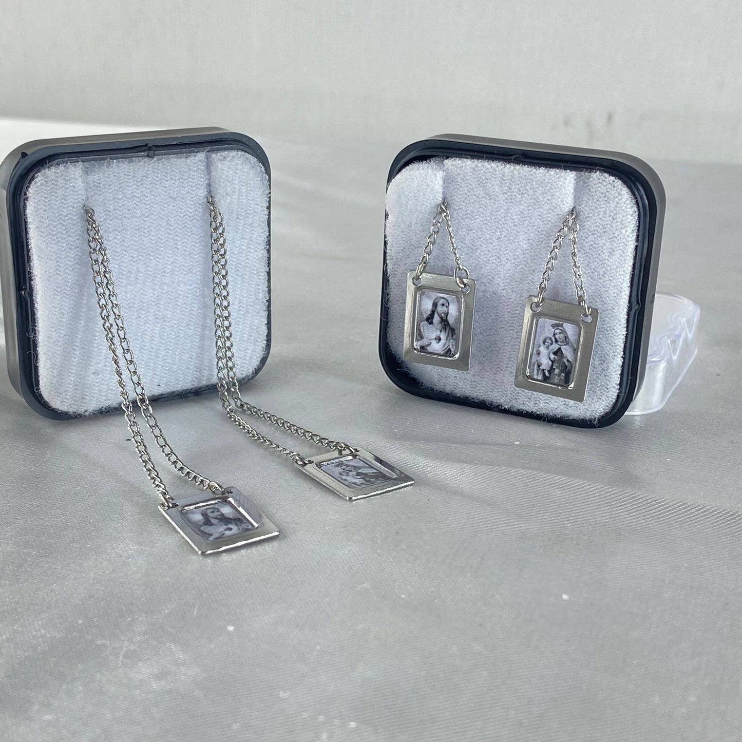 ESCAPULÁRIO INOX RESINADO PRETO E BRANCO SAGRADO CORAÇÃO DE JESUS E NOSSA SENHORA DO CARMO (6 UNIDADES)