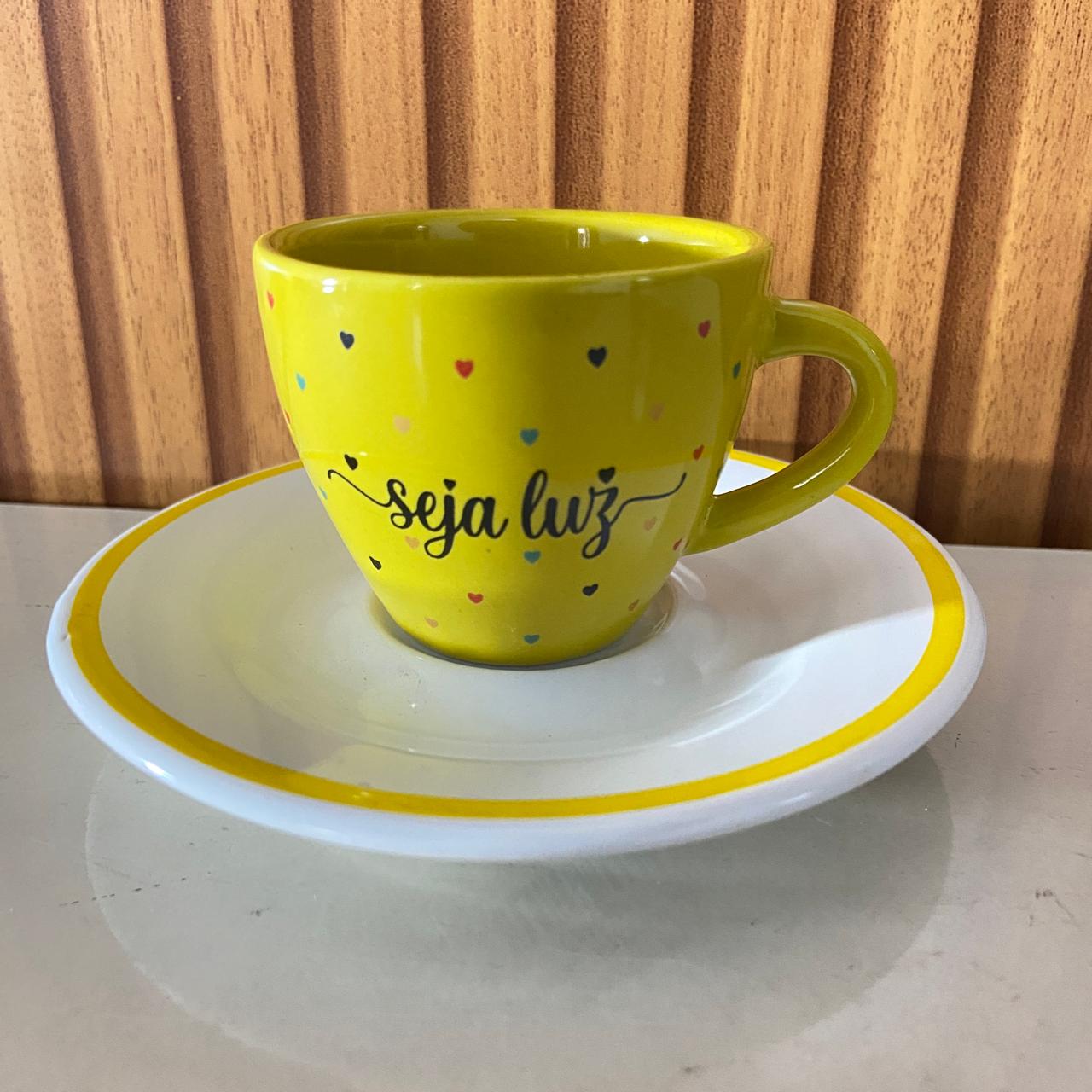 XÍCARA COM PIRES SEJA LUZ AMARELO (1 UNIDADE)
