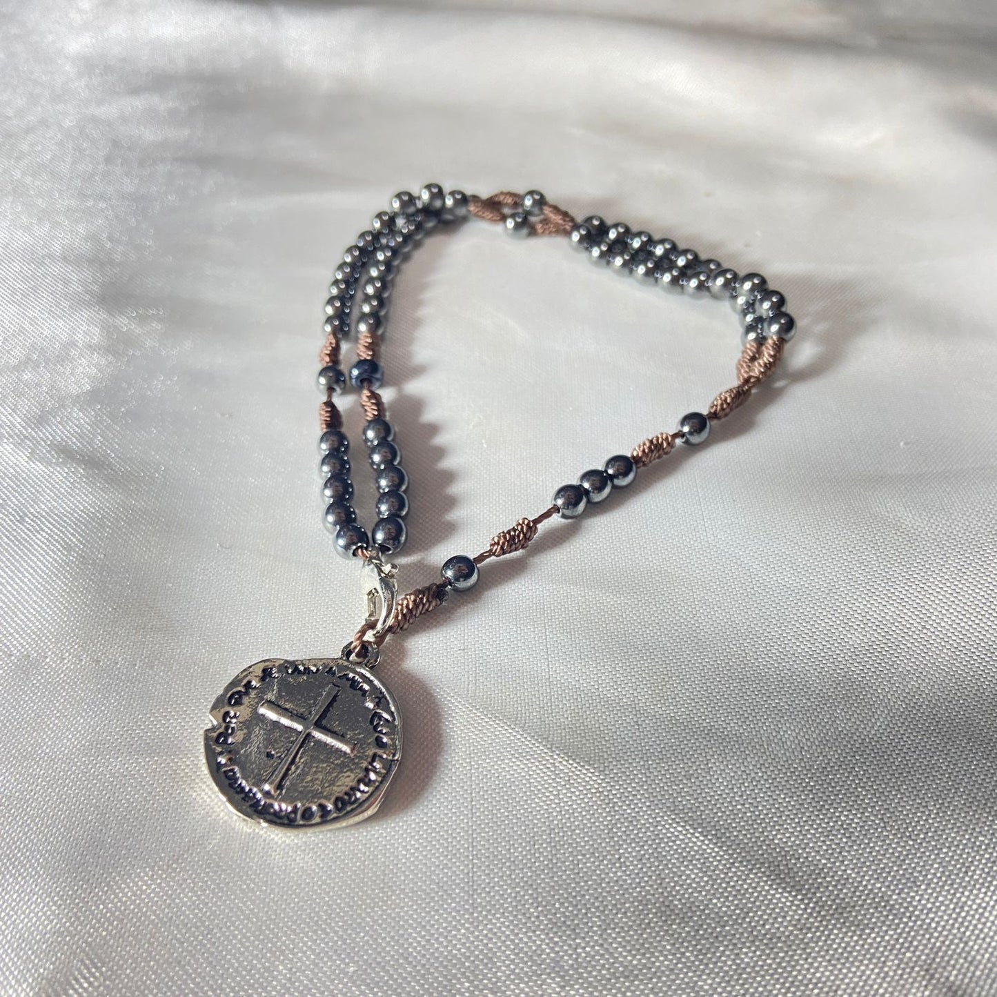 TERÇO PULSEIRA HEMATITA DUAS MEDALHAS 4MM (6 UNIDADES)