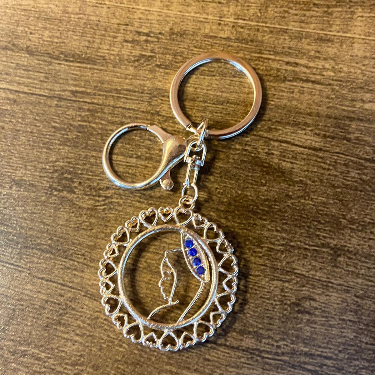 CHAVEIRO LUXO COM MOSQUETE FACE DE MARIA COM STRASS MOD2 (6 UNIDADES)