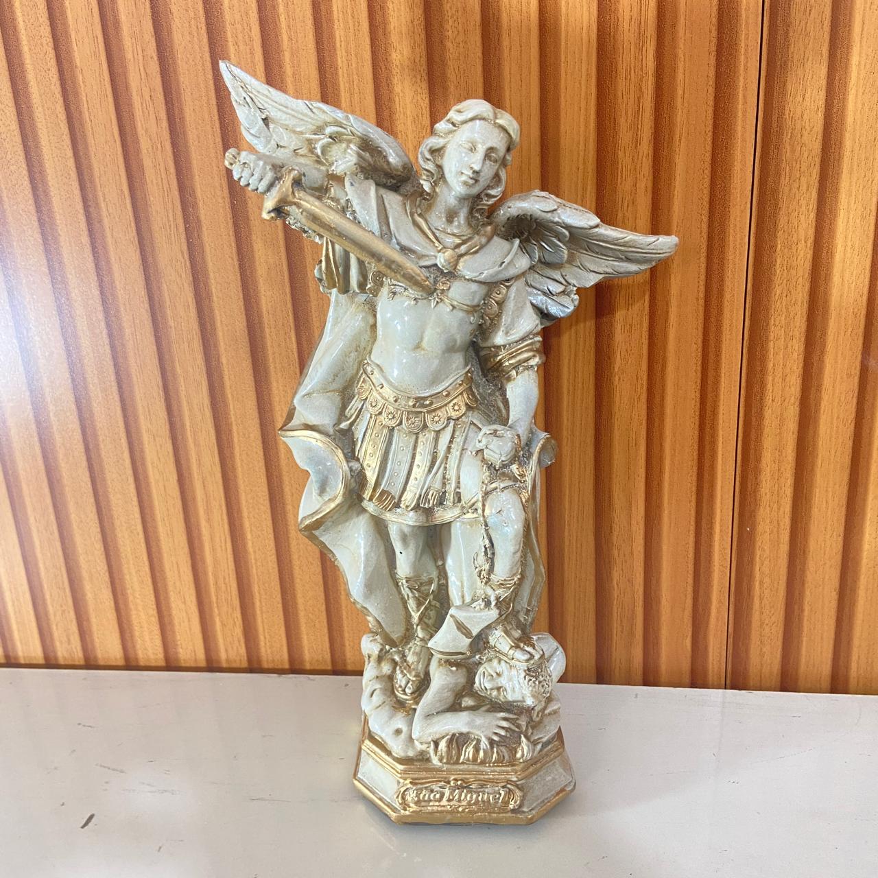 IMAGEM DE GESSO SÃO MIGUEL ARCANJO BEGE E DOURADO 30CM (1 UNIDADE)