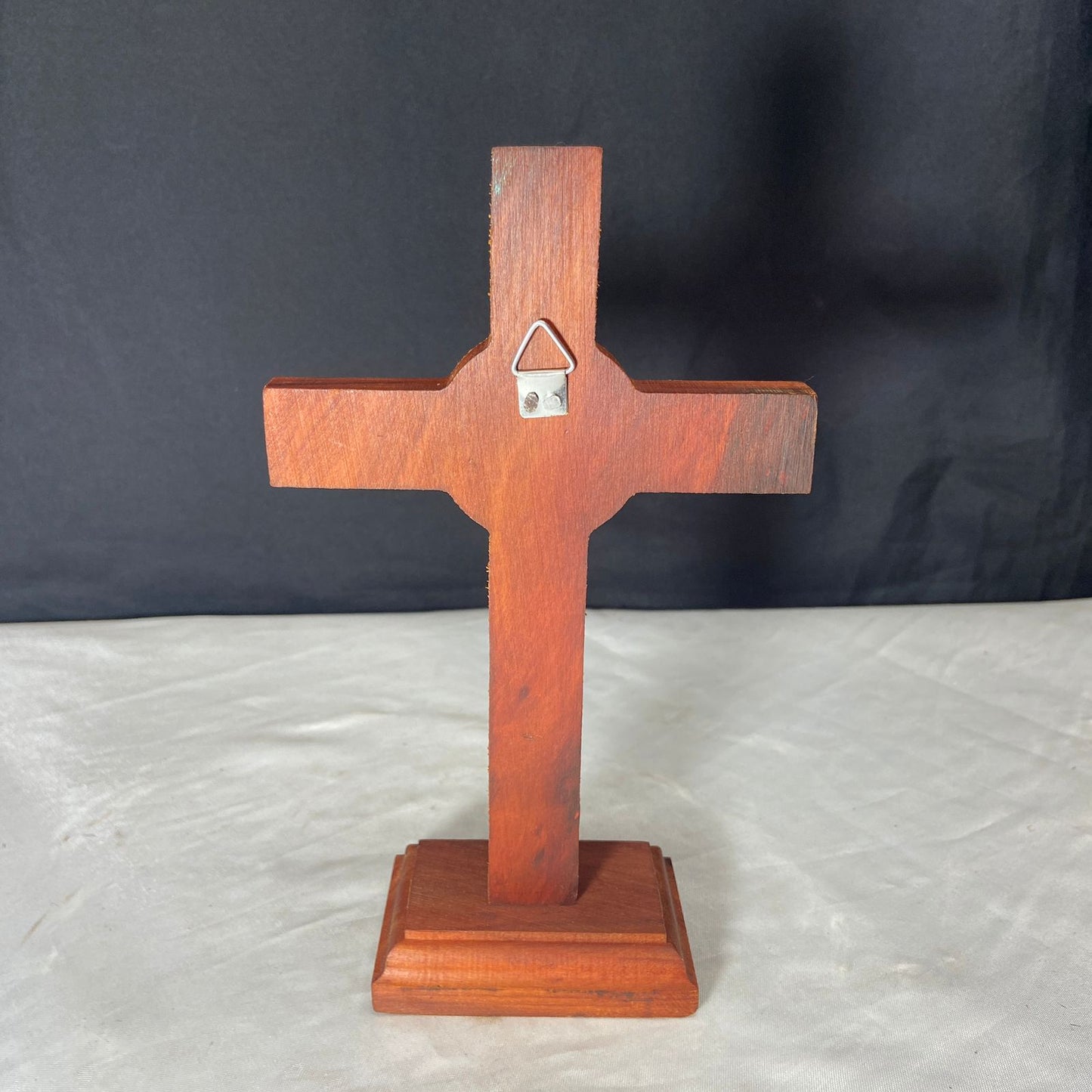 CRUCIFIXO MADEIRA DE MESA E PAREDE MEDALHA SÃO BENTO 20,5CM (1 UNIDADE)