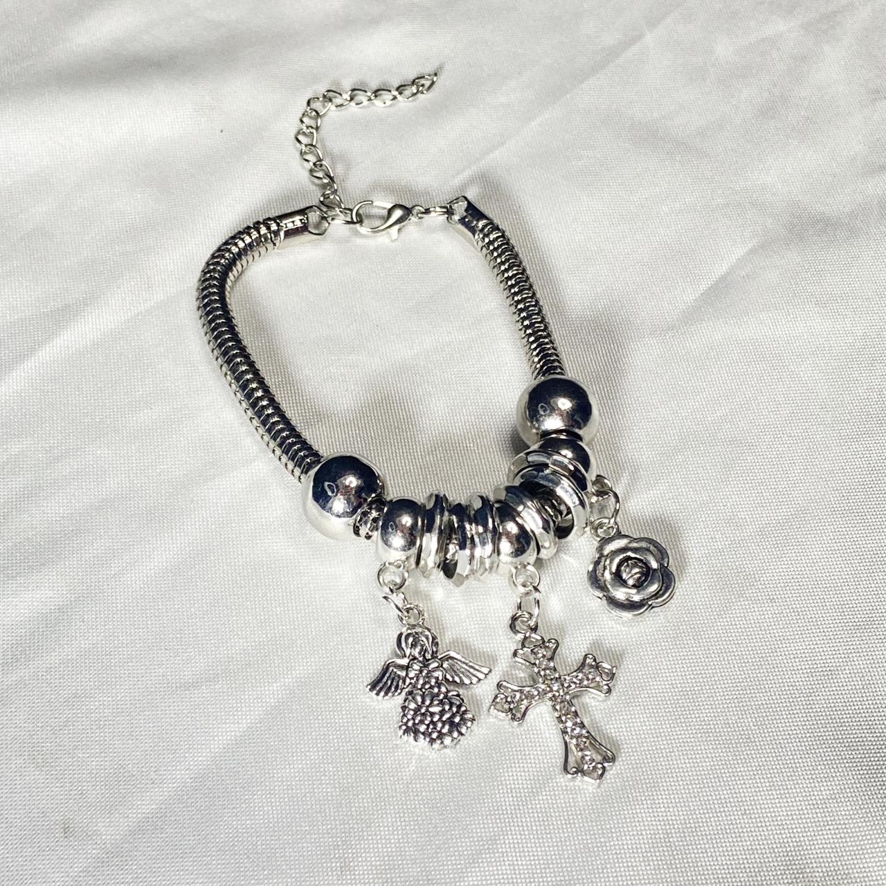 PULSEIRA PRATEADA CRUZ COM BERLOQUES (6 UNIDADES)