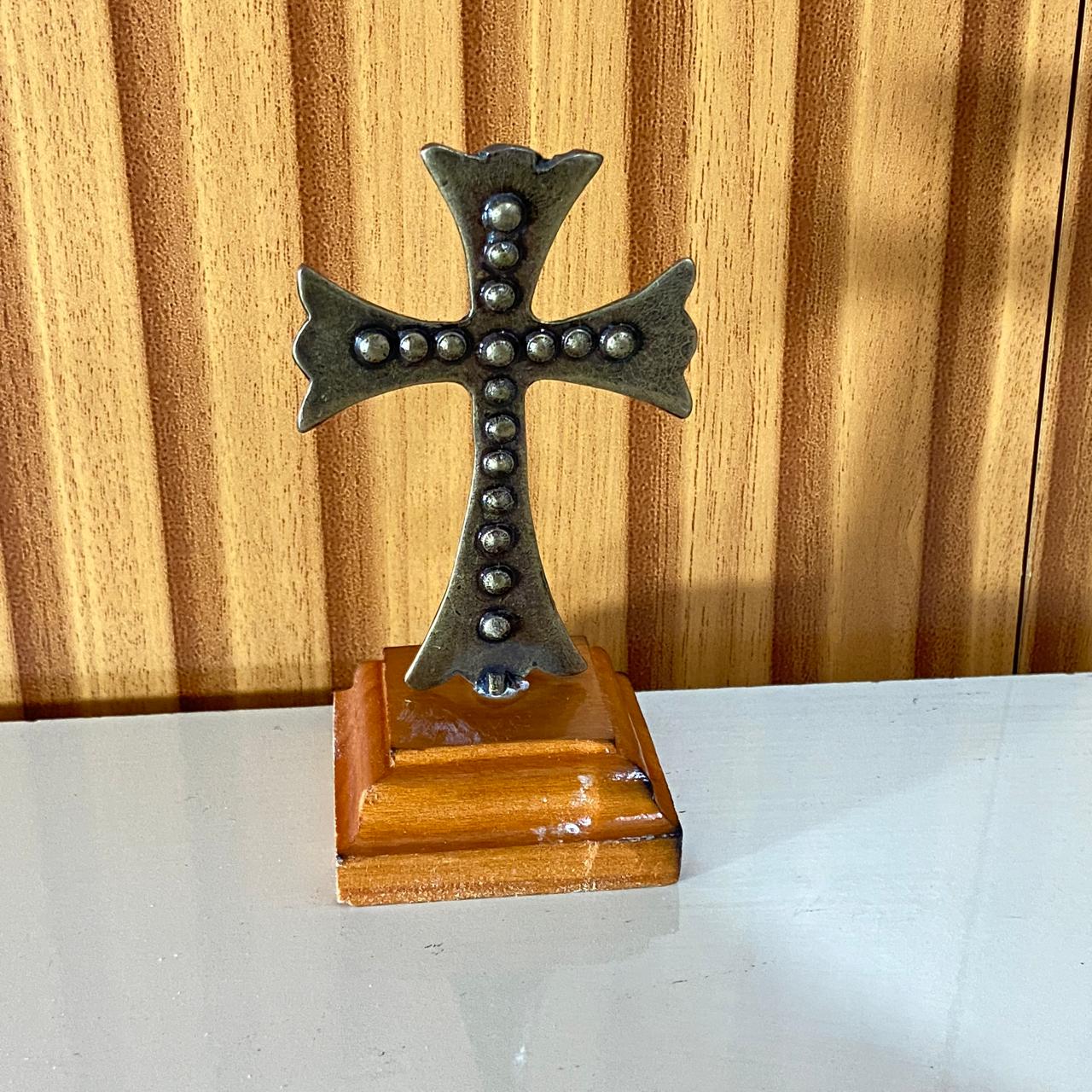 CRUCIFIXO DE MESA METAL OURO VELHO COM BASE DE MADEIRA 09CM (1 UNIDADE)