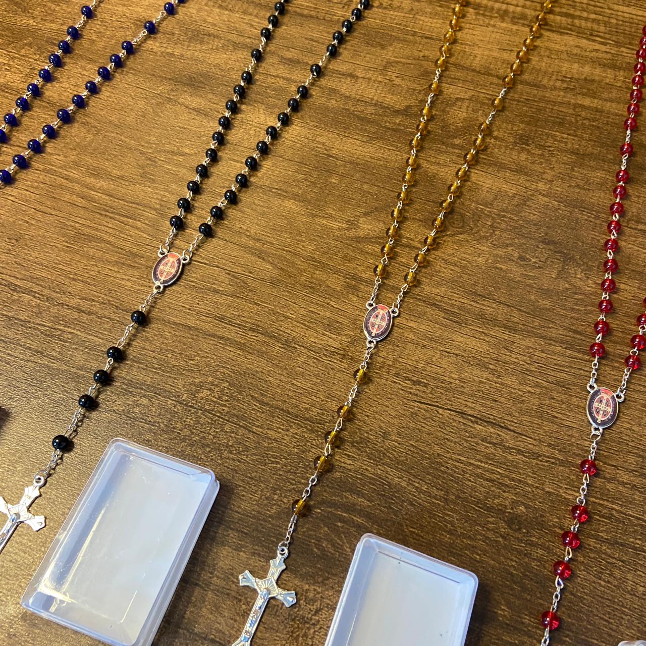 TERÇO PÉROLA MEDALHA SÃO BENTO CORES SORTIDAS 06MM ( 6 UNIDADES)