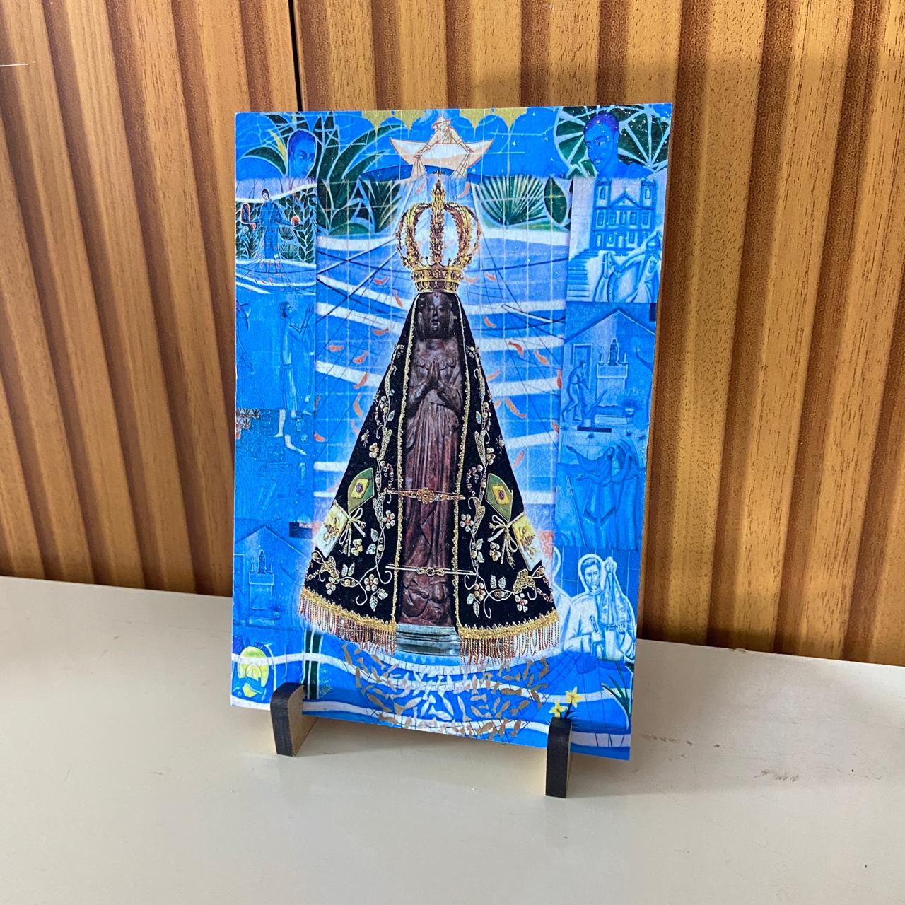 PLAQUINHA DE MESA MDF RESINADO NOSSA SENHORA APARECIDA 19CM x 13CM (1 UNIDADE)