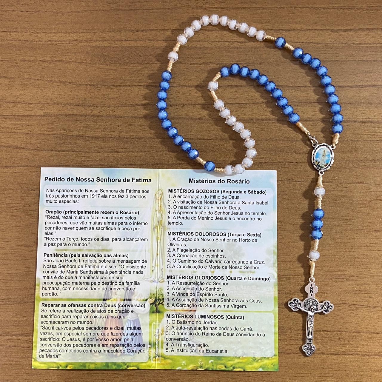 TERÇO ACRÍLICO AZUL E BRANCO COM FECHO NOSSA SENHORA DE FÁTIMA 08MM (1 UNIDADE)