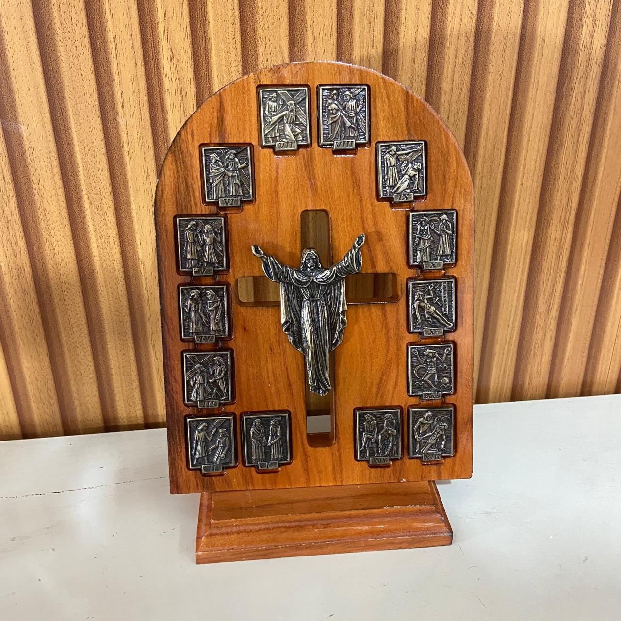 ADORNO DE MESA MADEIRA VIA CRUCIS METAL OURO VELHO 22,5CM (1 UNIDADE)