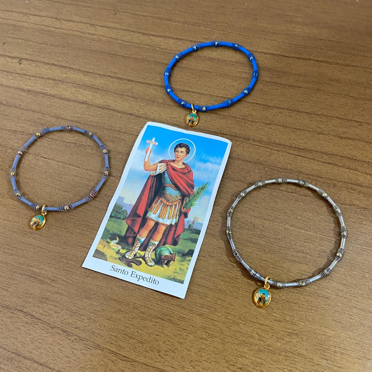 PULSEIRA DE MOLA COM MEDALHA SANTO EXPEDITO CORES SORTIDAS (3 UNIDADES)