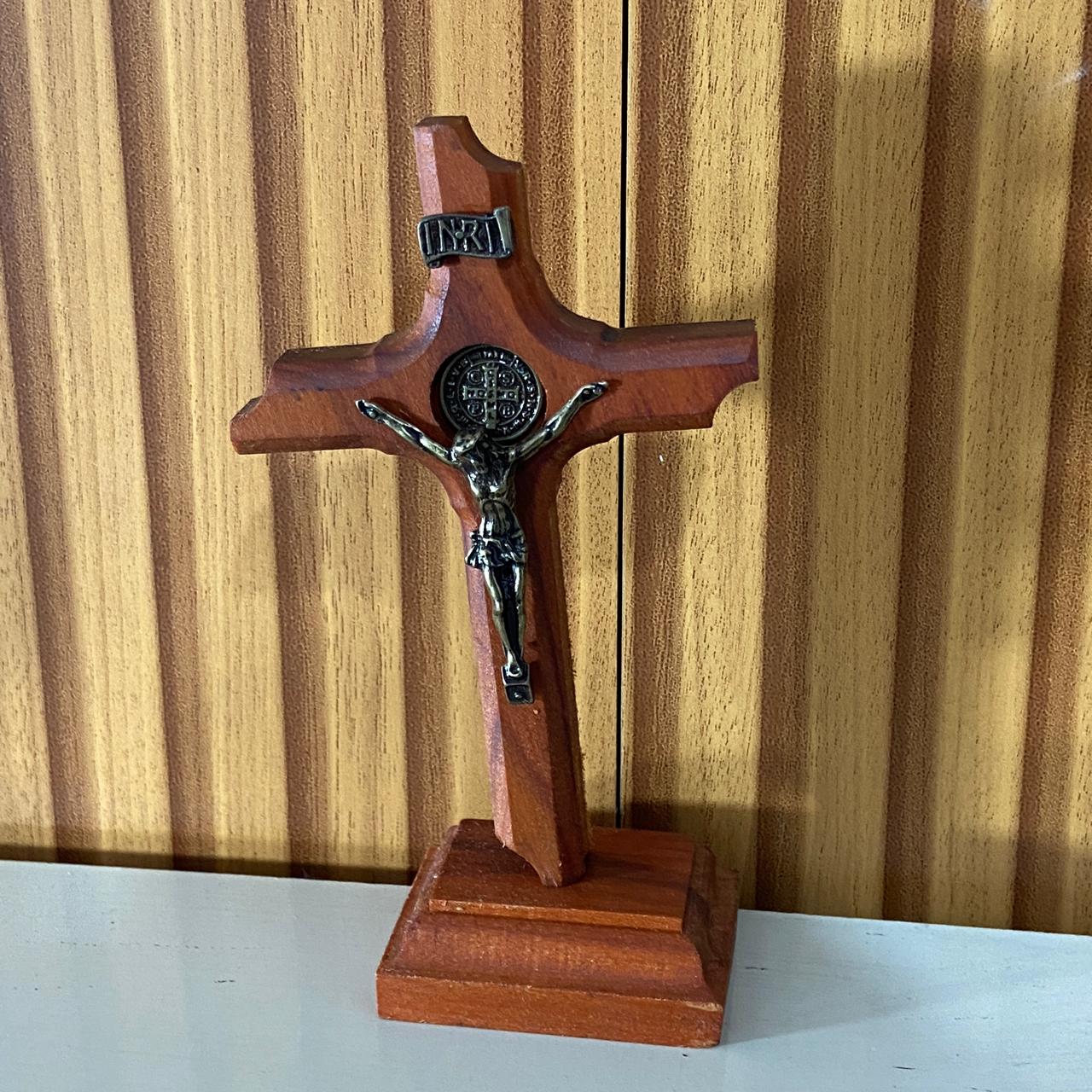 CRUCIFIXO MADEIRA DE MESA MEDALHA SÃO BENTO 14,5CM (1 UNIDADE)