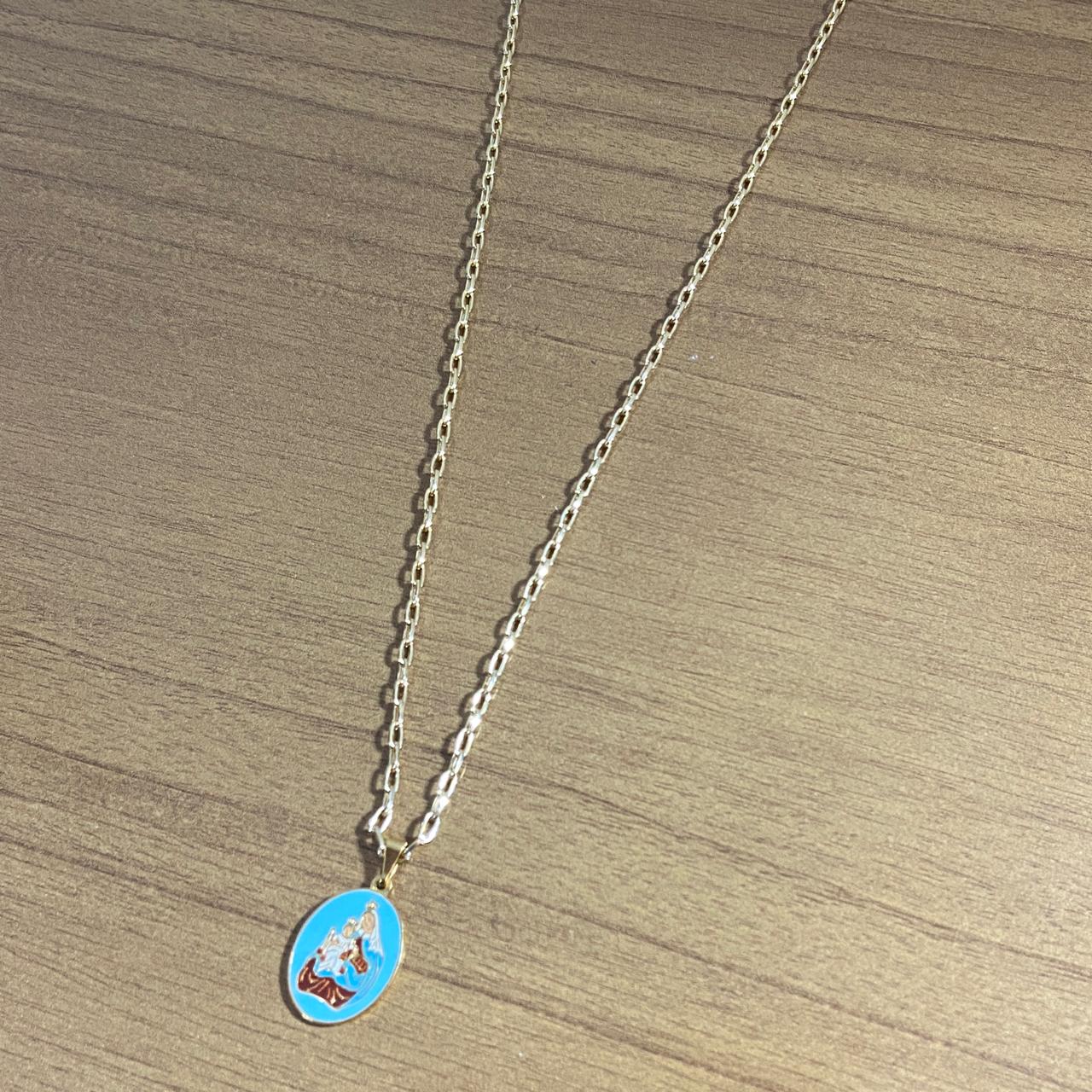 CORRENTE DOURADA COM MEDALHA RESINADA NOSSA SENHORA DO CARMO ( 1 UNIDADE)