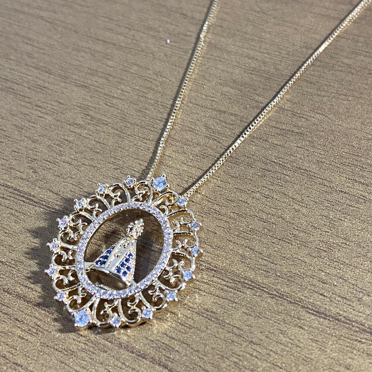 COLAR DOURADO NOSSA SENHORA APARECIDA COM STRASS (1 UNIDADE)