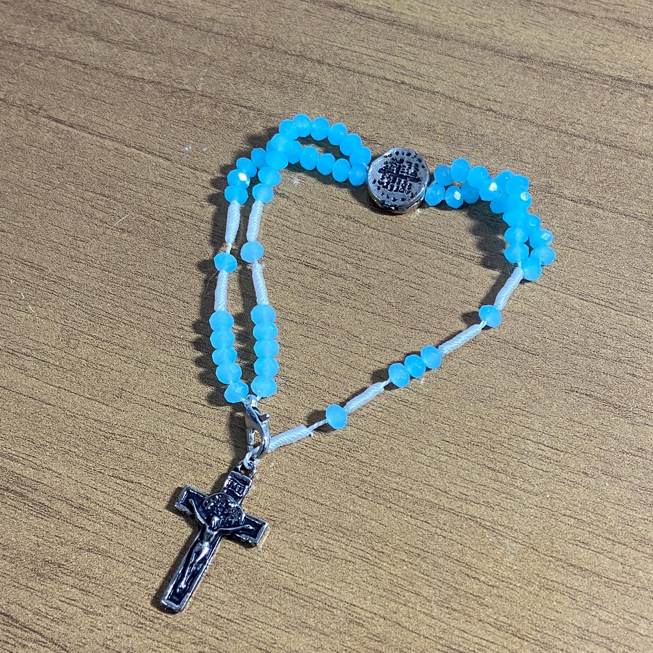 TERÇO PULSEIRA CRISTAL DUAS MEDALHAS AZUL BEBÊ (3 UNIDADES)