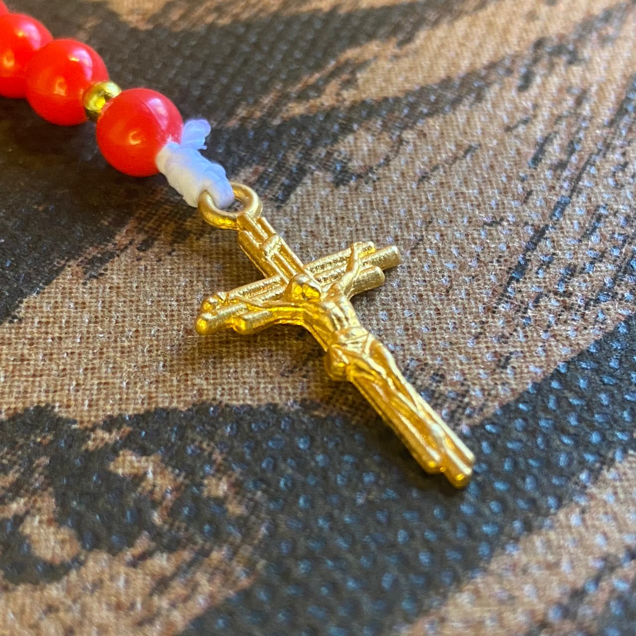 TERÇO PÉROLA VERMELHA NOSSA SENHORA DESATADORA DOS NÓS 6MM (1 UNIDADE)