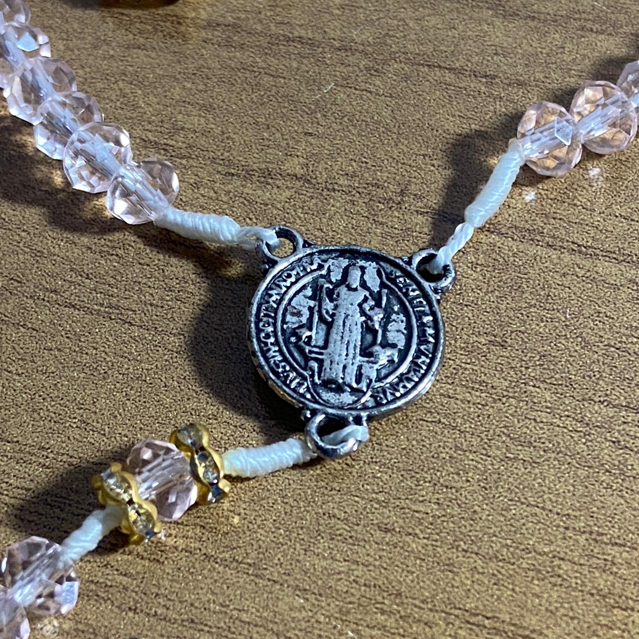 TERÇO GARGANTILHA CRISTAL MEDALHA SÃO BENTO ROSA TRANSPARENTE (3 UNIDADES)