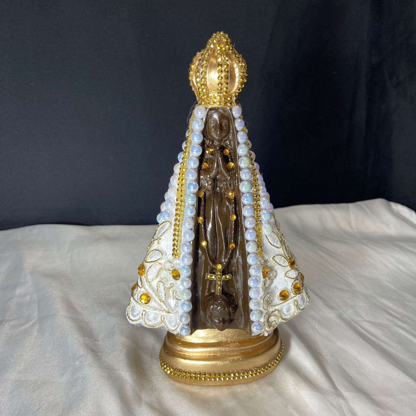 IMAGEM DE GESSO NOSSA SENHORA APARECIDA PÉROLA COM STRASS MOD16 23CM (1 UNIDADE)
