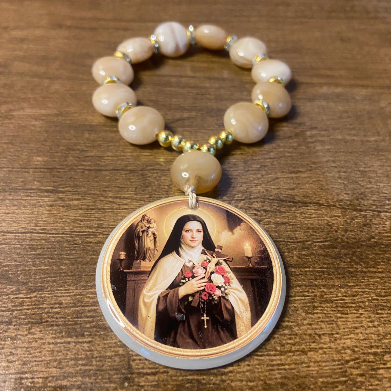 DEZENA PEDRARIAS MEDALHÃO DE RESINADO SANTA TERESINHA 17MM - MOD2 (1 UNIDADE)