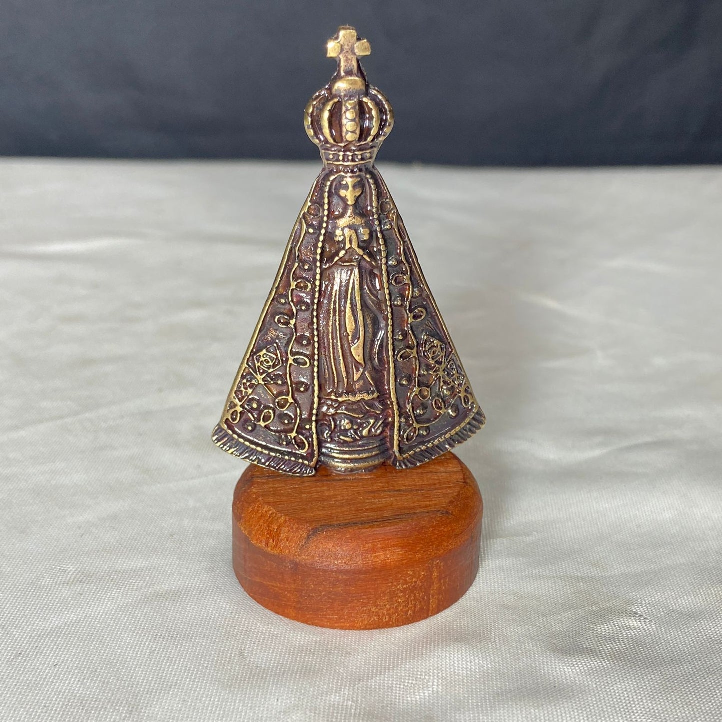 IMAGEM DE MESA METAL OURO VELHO NOSSA SENHORA APARECIDA COM BASE DE MADEIRA 08CM (1 UNIDADE)