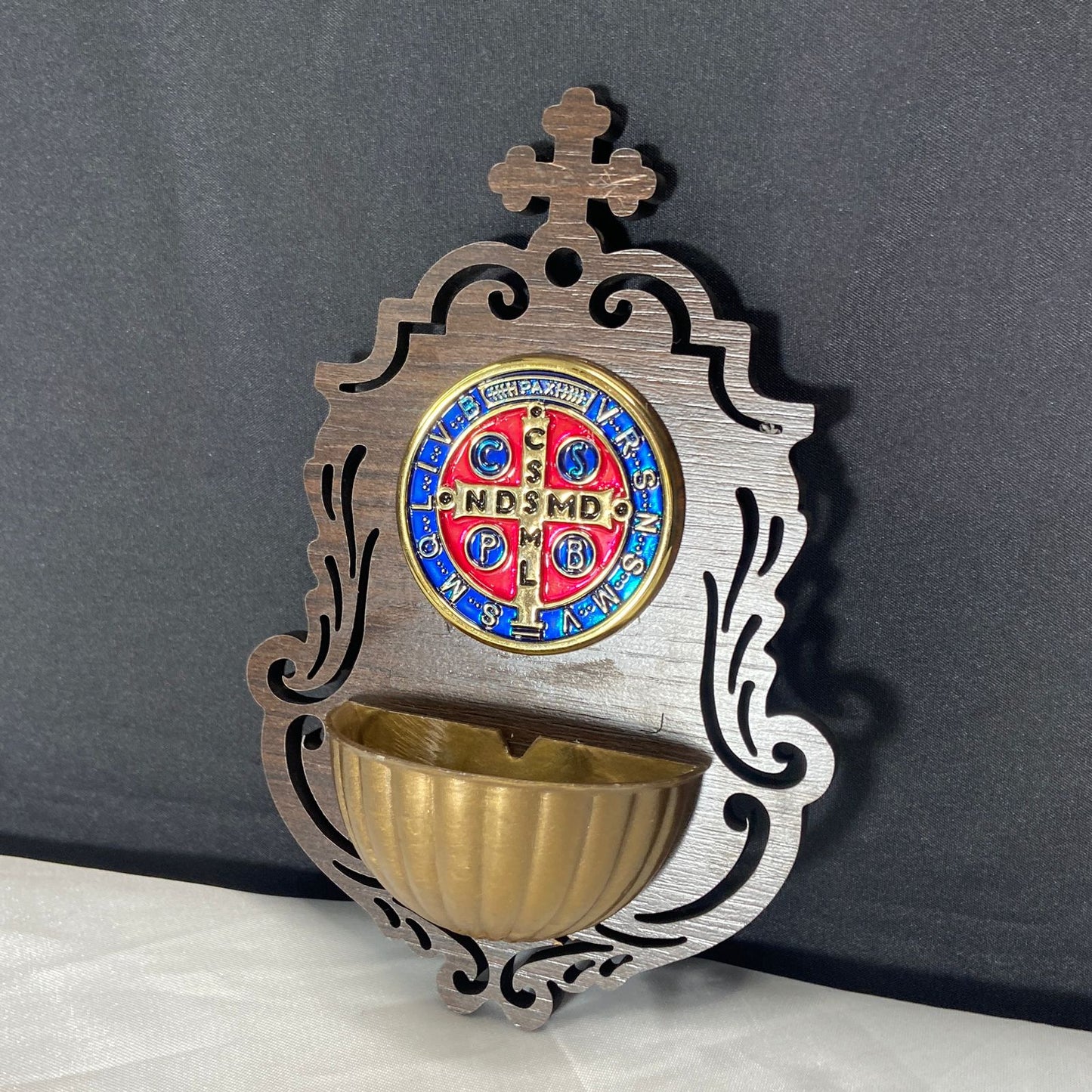 PORTA AGUA BENTA MDF MEDALHA SÃO BENTO EM RELEVO 16CM (1 UNIDADE)