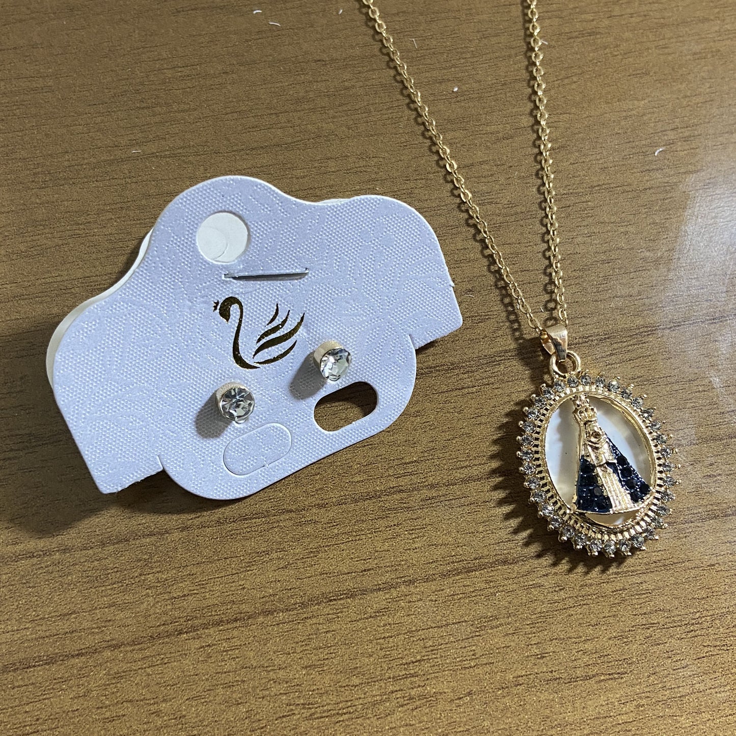 CORRENTE DOURADA COM BRINCO PONTA DE LUZ NOSSA SENHORA APARECIDA MOD 09 ( 1 UNIDADE)