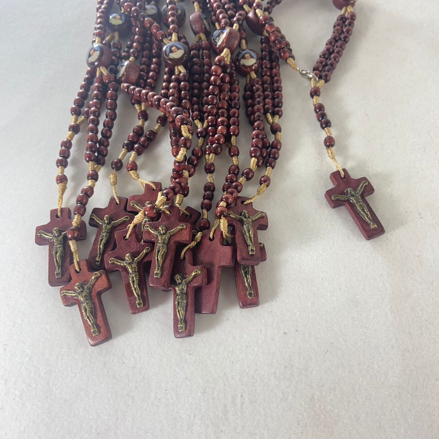 TERÇO PULSEIRA MADEIRA SANTA DULCE DOS POBRES (12 UNIDADES)