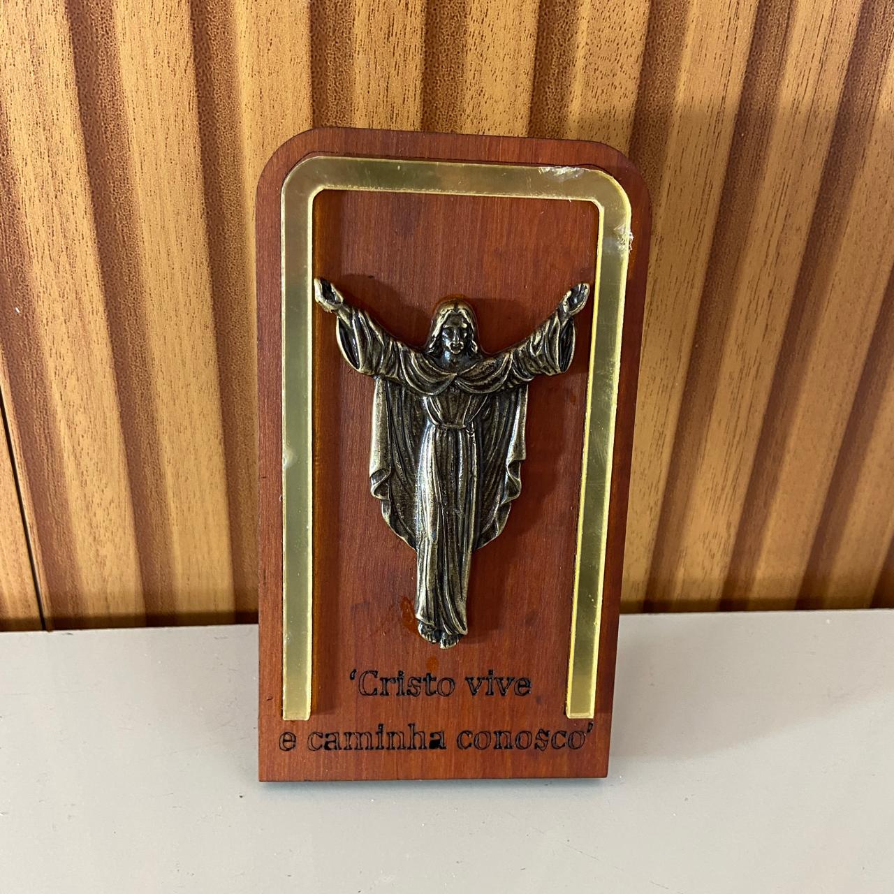 ADORNO DE MESA MADEIRA COM ORAÇÃO JESUS RESSUSCITADO METAL OURO VELHO 13,5CM (1 UNIDADE)