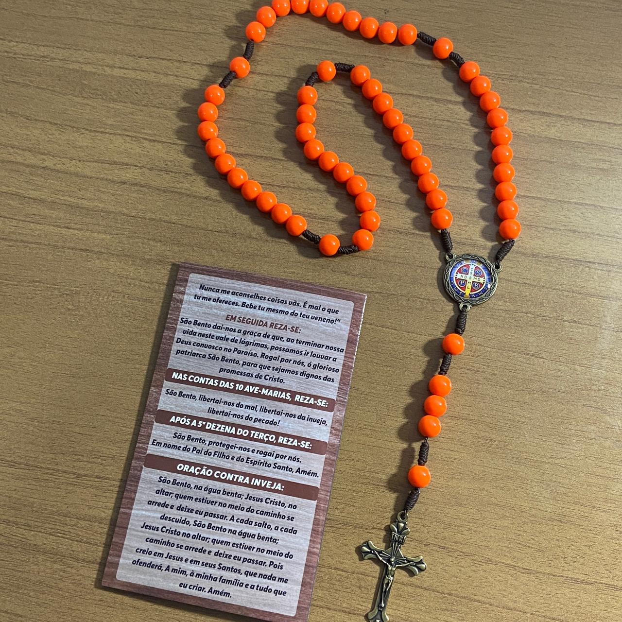 TERÇO PÉROLA LARANJA CAMPISTA MEDALHA SÃO BENTO 10MM (1 UNIDADE)