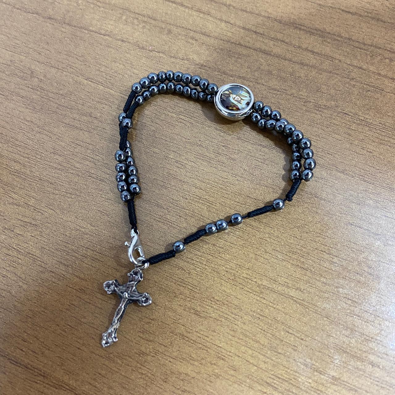 TERÇO PULSEIRA HEMATITA MEDALHA RESINADA NOSSA SENHORA DE FÁTIMA MOD2 ( 6 UNIDADES)