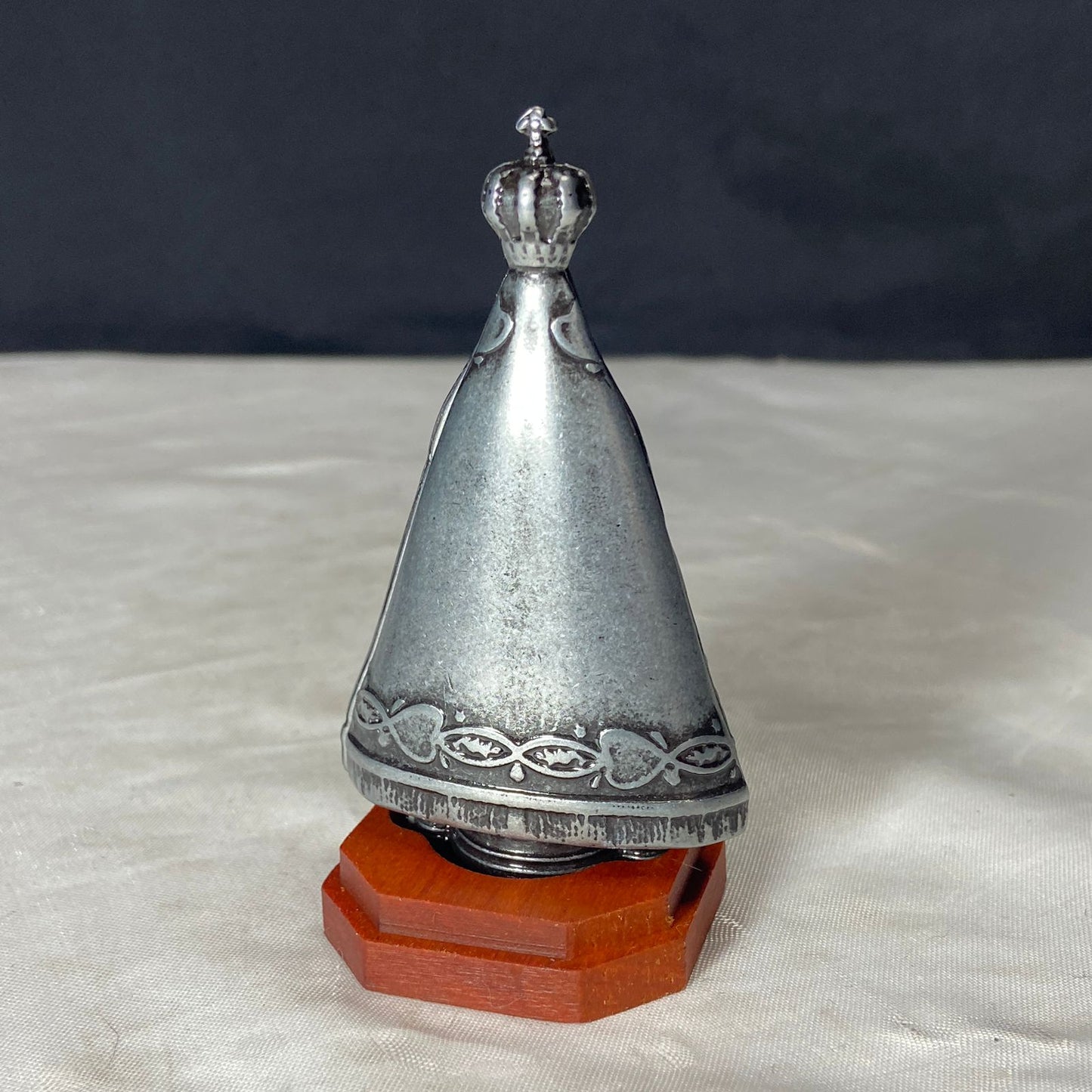 IMAGEM DE MESA METAL PRATA VELHA NOSSA SENHORA APARECIDA BASE DE MADEIRA 09CM (1 UNIDADE)