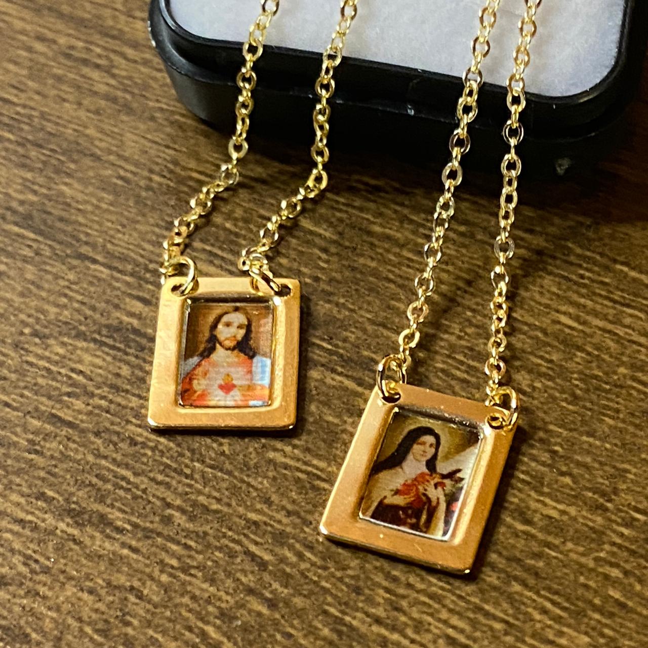 ESCAPULÁRIO DOURADO RESINADO SAGRADO CORAÇÃO DE JESUS E SANTA TERESINHA ( 6 UNIDADE)
