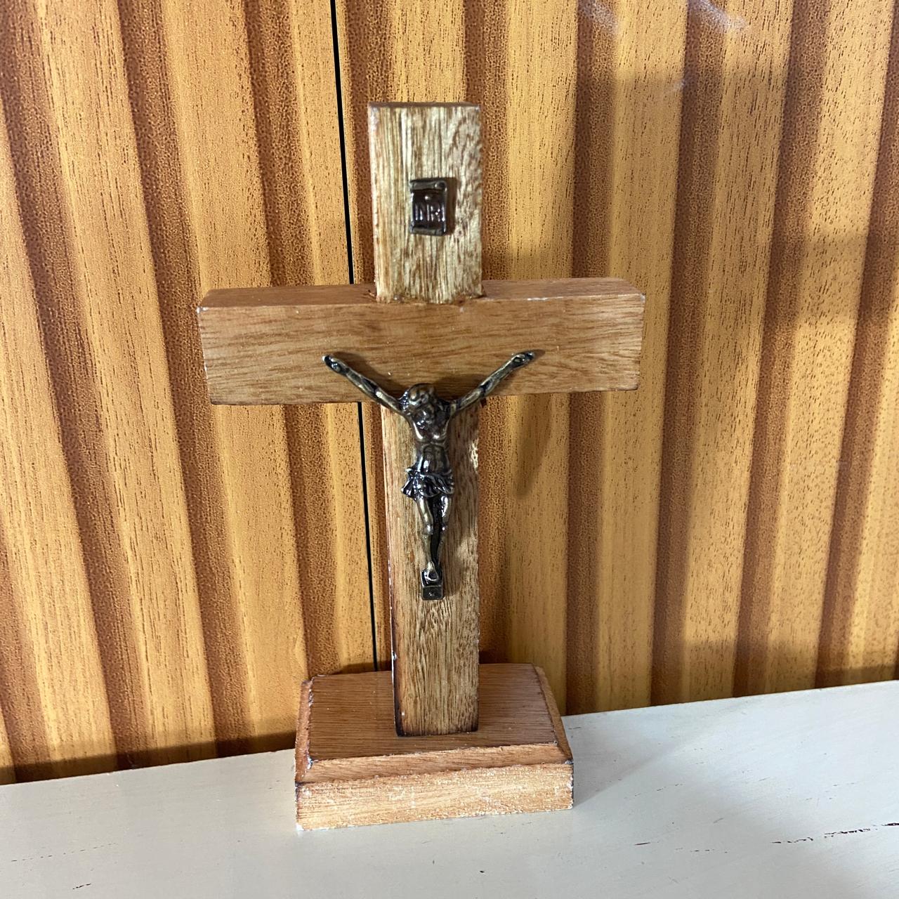 CRUCIFIXO MADEIRA DE MESA 14,5CM (1 UNIDADE)