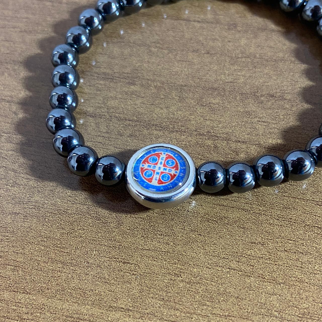 PULSEIRA HEMATITA MEDALHA RESINADA SÃO BENTO ( 5 UNIDADES)