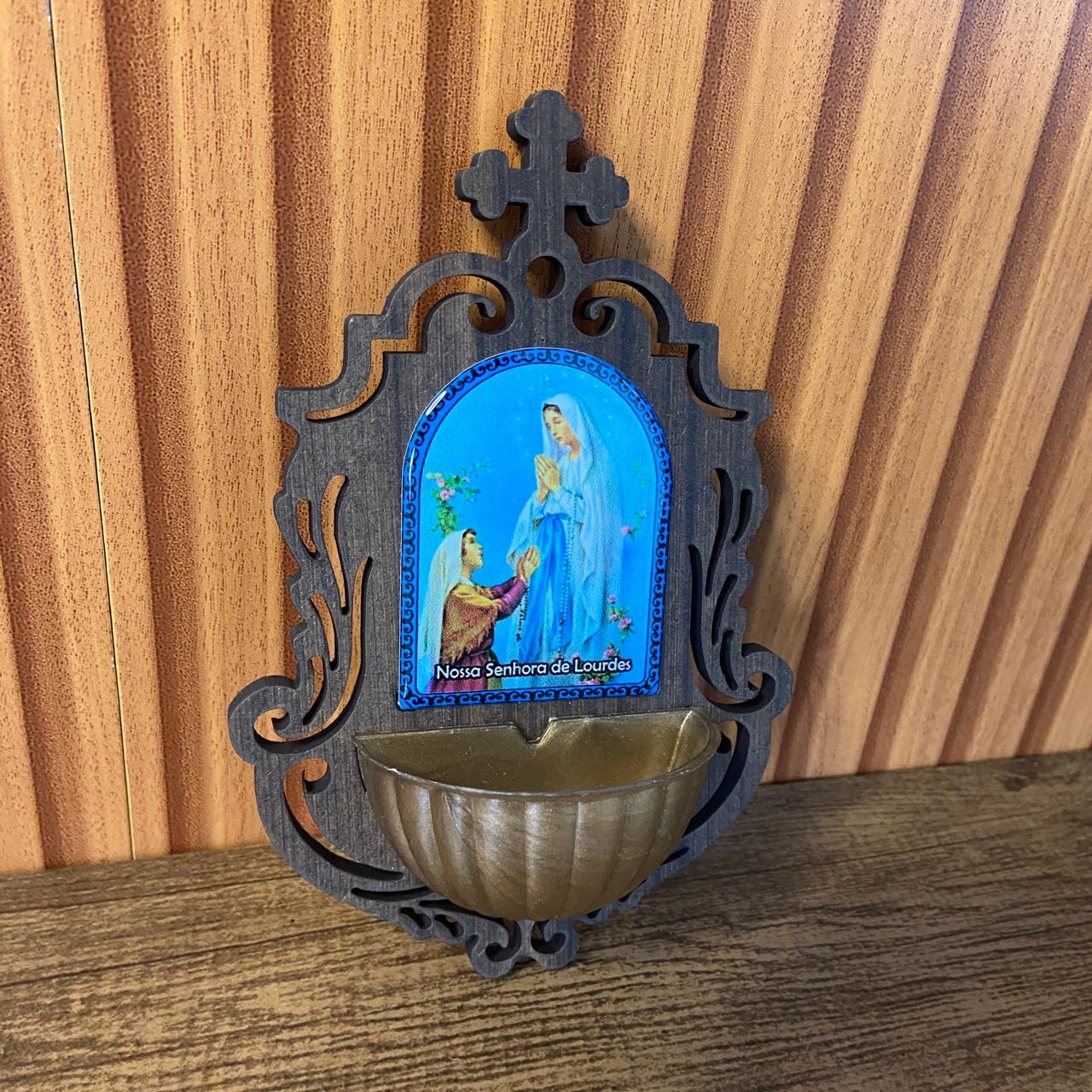 PORTA AGUA BENTA MDF NOSSA SENHORA DE LOURDES 16CM (1 UNIDADE)