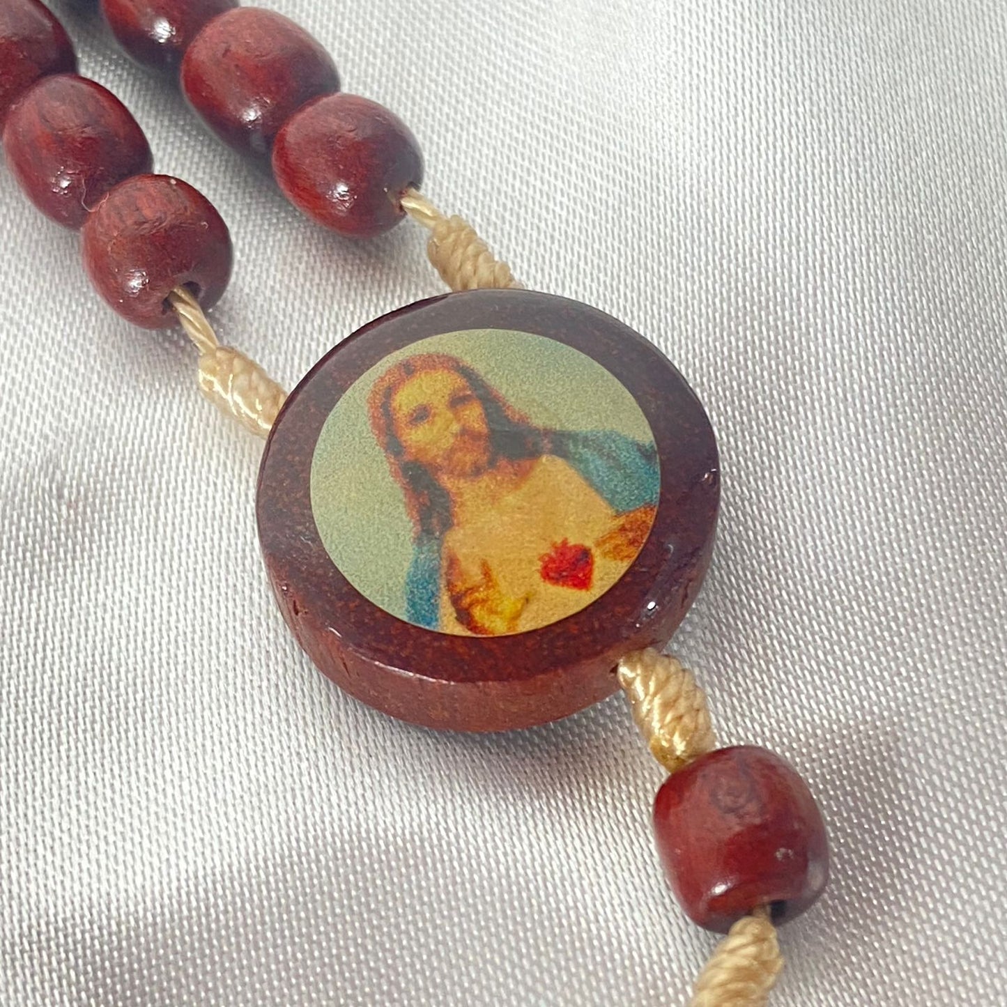 ROSÁRIO DE MADEIRA PAU BRASIL NOSSA SENHORA APARECIDA E SAGRADO CORAÇÃO DE JESUS 8MM (1 UNIDADE)