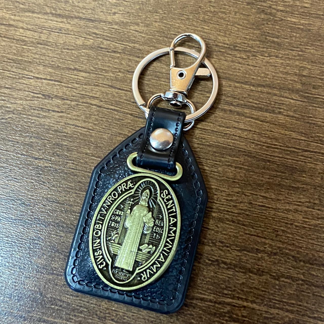 CHAVEIRO COURO COM MOSQUETE MEDALHA SÃO BENTO OURO VELHO ( 6 UNIDADES)