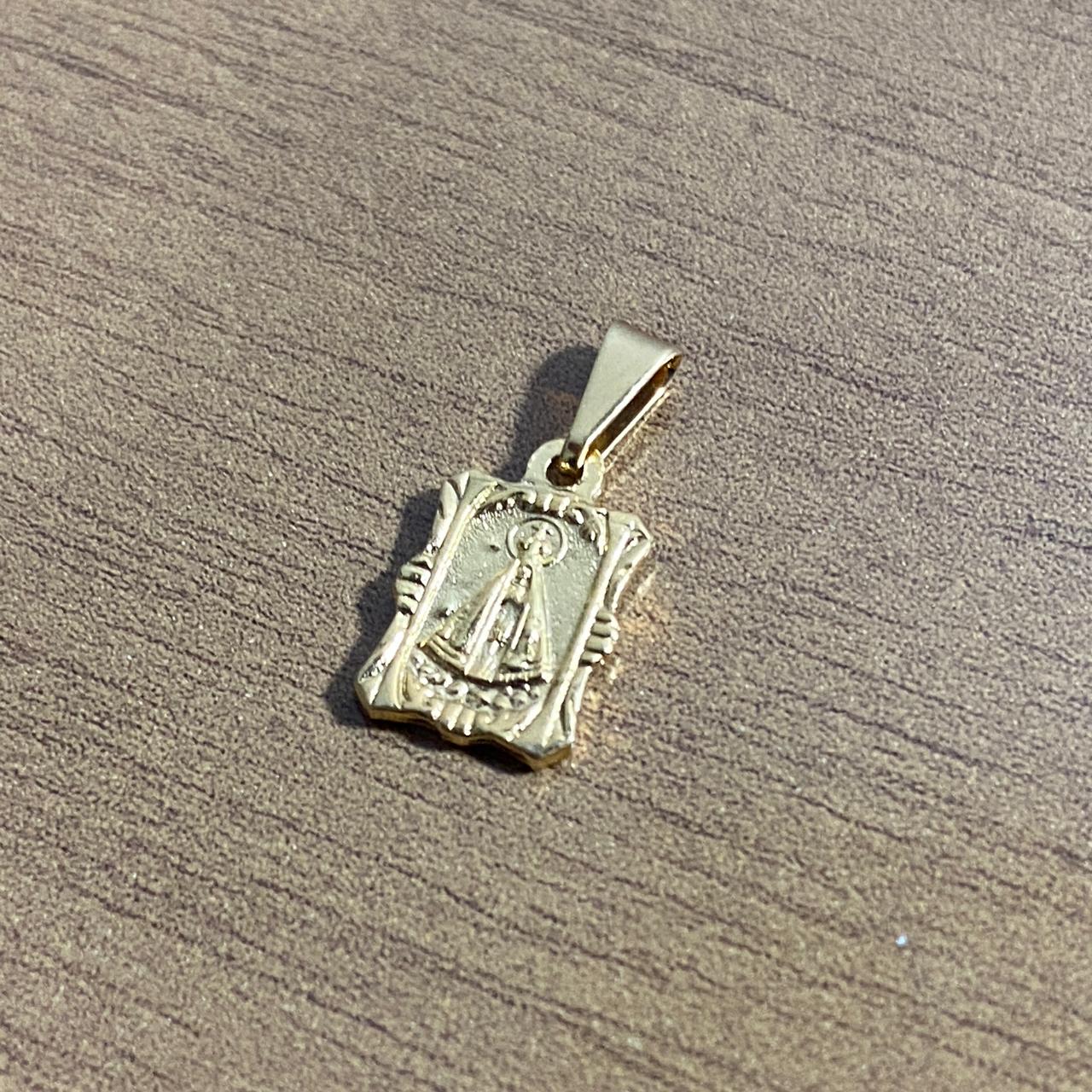PINGENTE DOURADO QUADRADO NOSSA SENHORA APARECIDA E SÃO JUDAS TADEU (6 UNIDADES)
