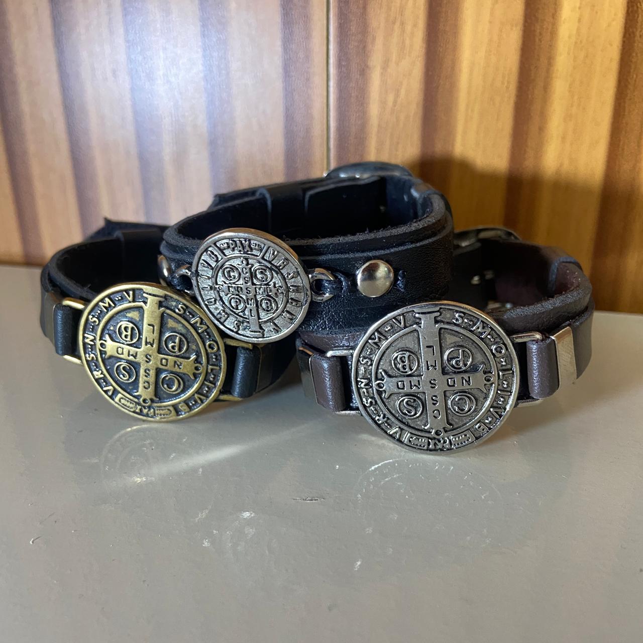 PULSEIRA COURO MEDALHA SÃO BENTO SORTIDOS (6 UNIDADES)