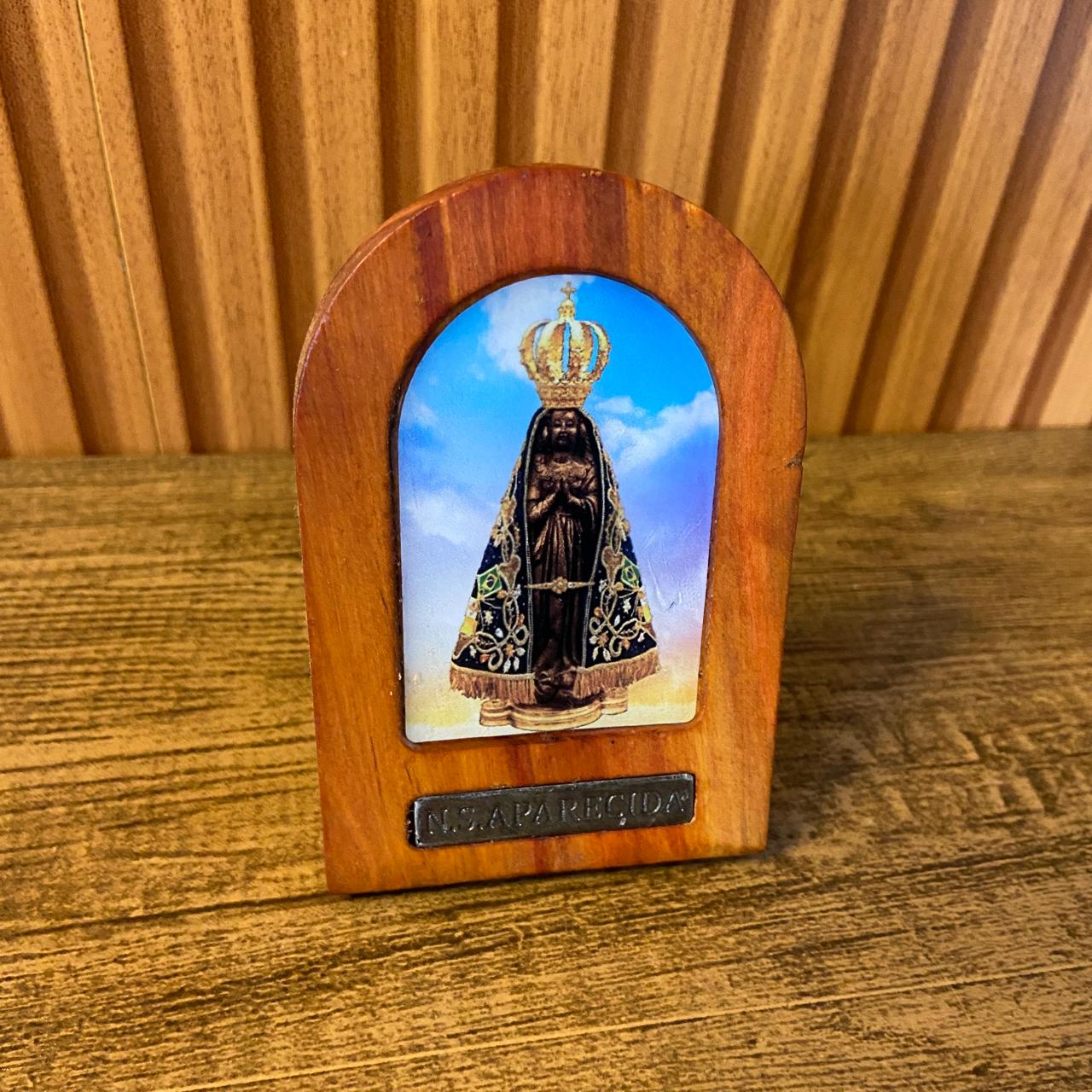 ADORNO DE MESA MADEIRA RESINADA NOSSA SENHORA APARECIDA 11CM (1 UNIDADE)