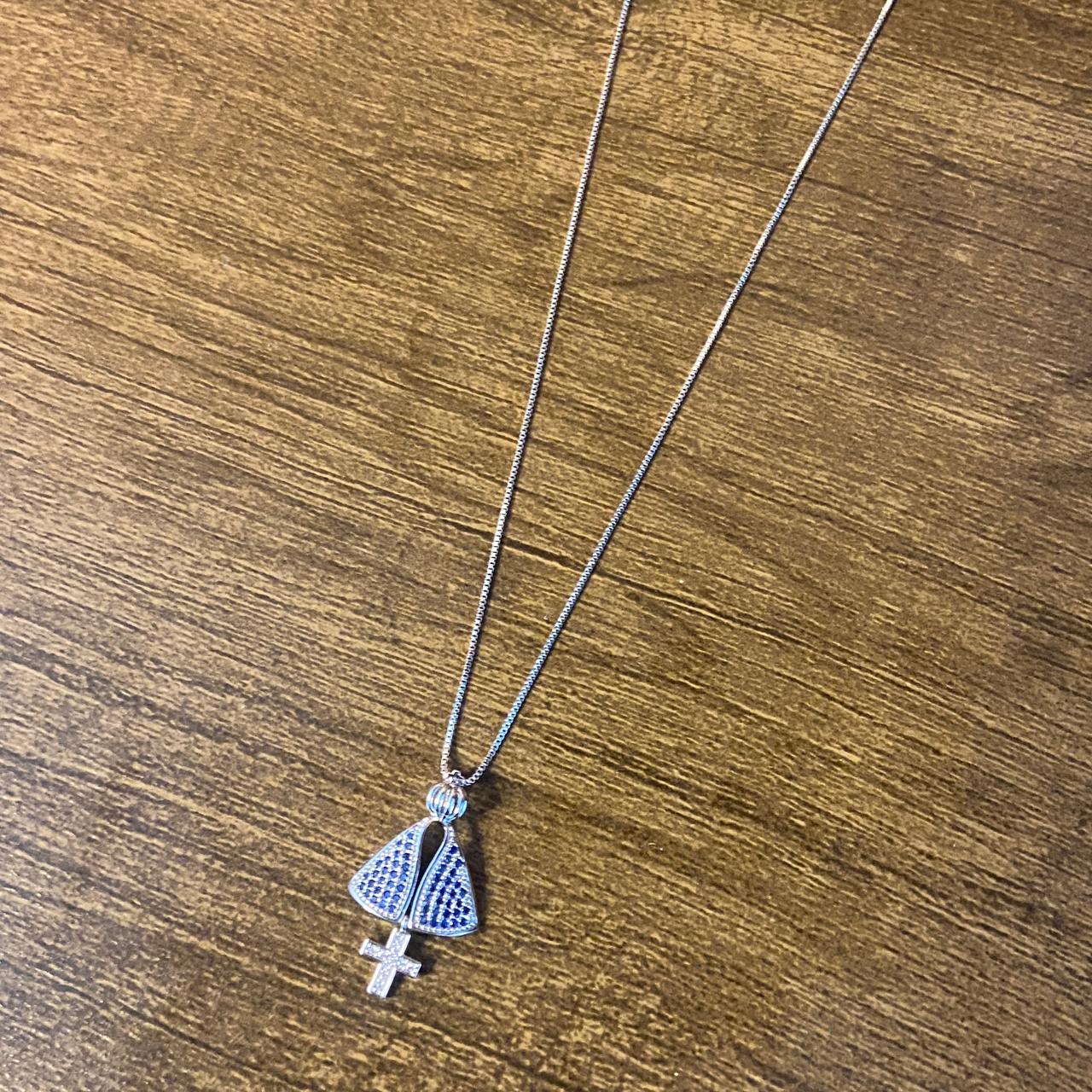 COLAR PRATEADO NOSSA SENHORA APARECIDA COM STRASS (1 UNIDADE)