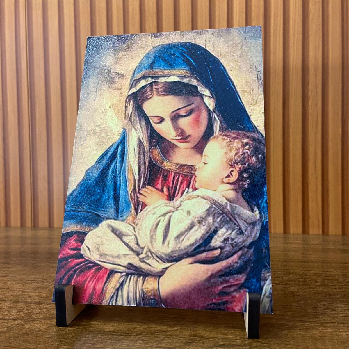 PLAQUINHA DE MESA MDF RESINADO NOSSA SENHORA COM MENINO JESUS 19CM x 13CM (1 UNIDADE)
