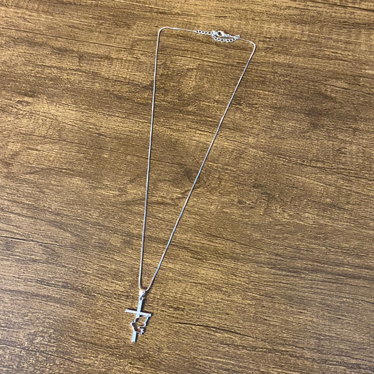 COLAR PRATEADO CRUZ COM DIVINO ESPÍRITO SANTO (1 UNIDADE)